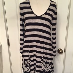 SAKS FIFTH AVENUE TOP TUNIC V-NECK 3/4 SLEEVE BLACK GRAY STRIPE Size XS